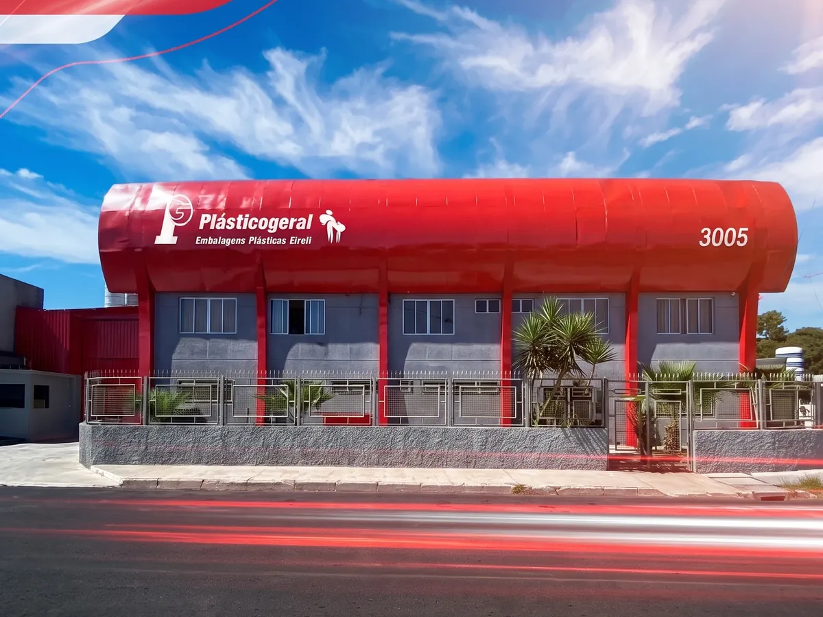 Fachada externa da PlásticoGeral em Caieiras, SP